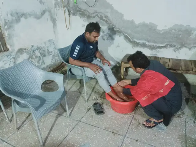 Washing feet